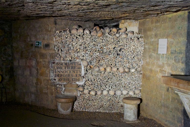 Catacombes de Paris, France, par Julian Fong