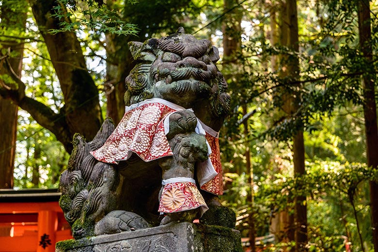 Escultura de Komainu en Fushimi Inari Taisha, Kioto, Japón, por dconvertini