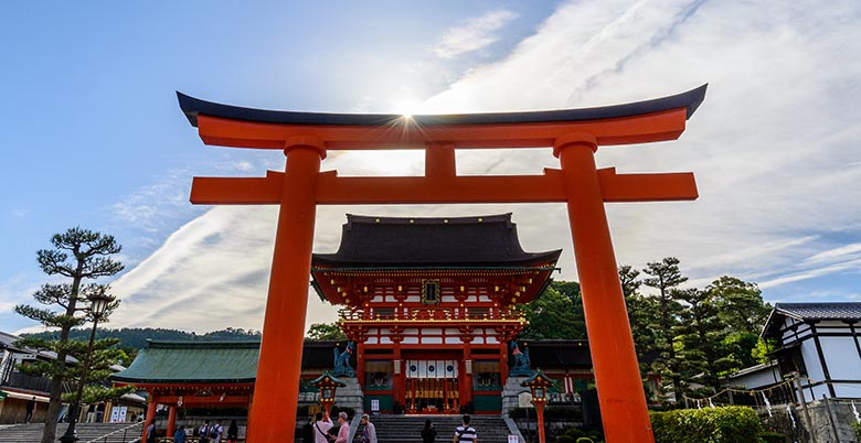 Portão da torre do santuário de Fushimi Inari e salão principal (Honden), Quioto, Japão, por dconvertini
