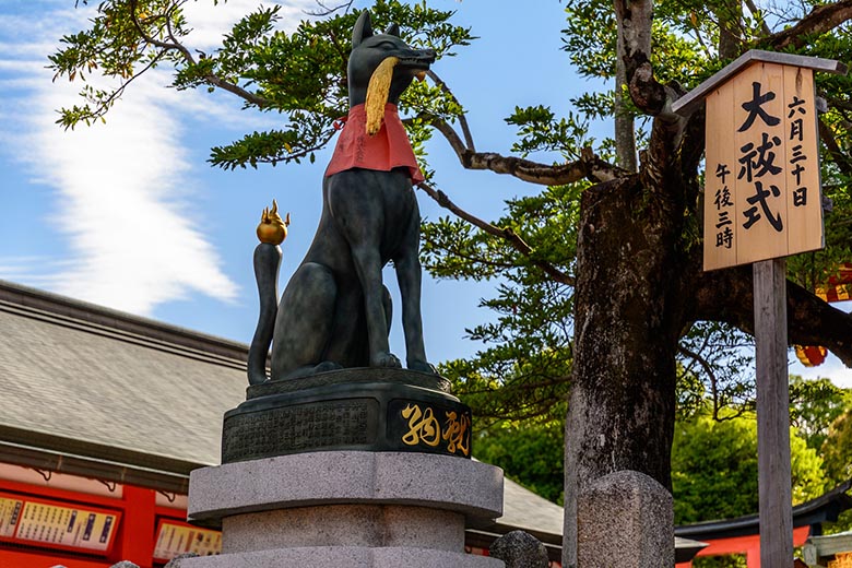 Rzeźba lisa w Fushimi Inari Taisha, Kioto, Japonia, autor: dconvertini