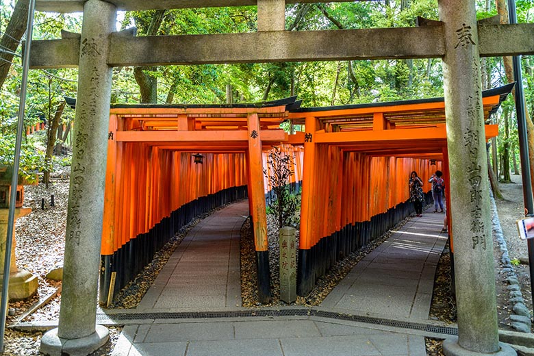Entrée des doubles portes Torii du sanctuaire Fushimi Inari, Kyoto, Japon, par dconvertini